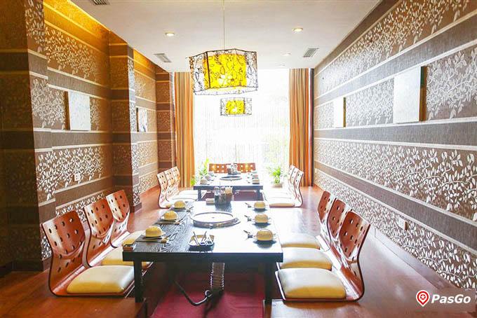 Nội thất thanh lịch và ánh đèn màu vàng ấm áp tại Nhà hàng Đệ Nhất Nướng 104 Yết Kiêu