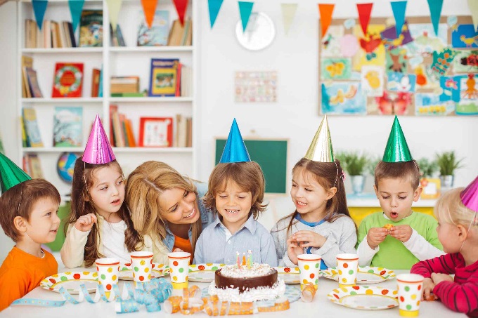 Cách tổ chức sinh nhật cho bé tại trường ba mẹ bận rộn vẫn làm được