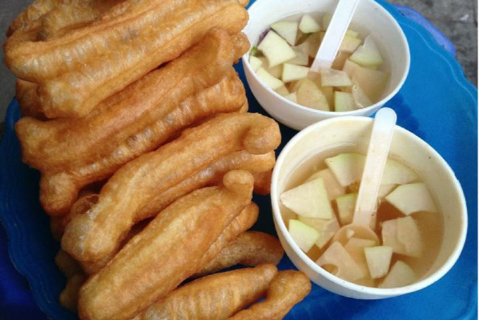 Quẩy nóng là món ăn chiều được người dân Hà Nội yêu thích từ lâu