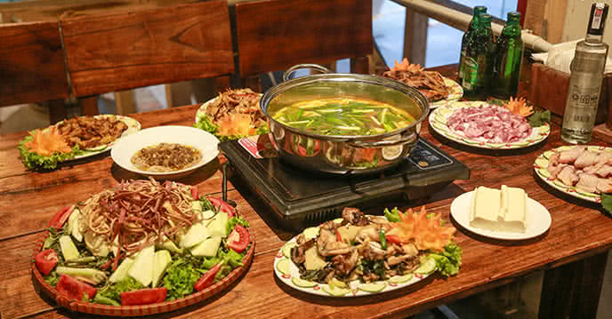 nhà hàng quán mộc hoàng quốc việt 2