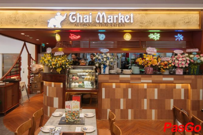 Không gian tone gỗ trầm tại nhà hàng Thai Market Phan Văn Trị