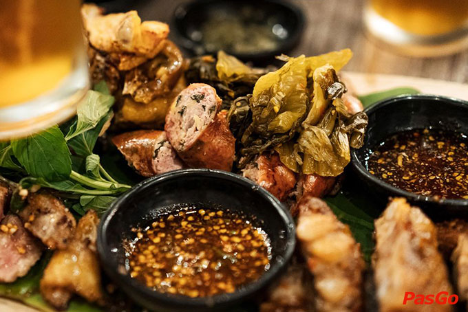 Combo Ba Gác đầy ắp đồ ăn tại quán nướng gần Phan Văn Trị