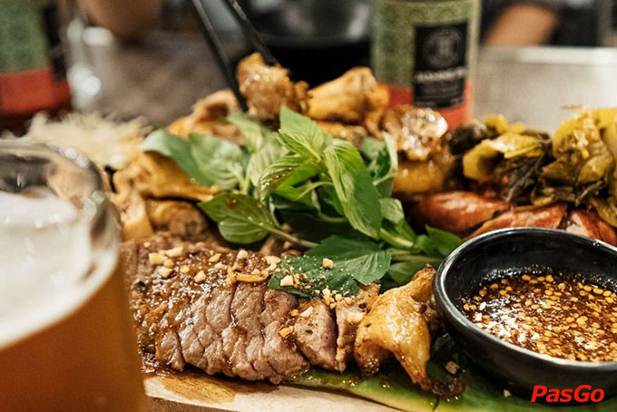 Mồi mặn và bia ngon tại quán nhậu nổi tiếng trên đường Quang Trung