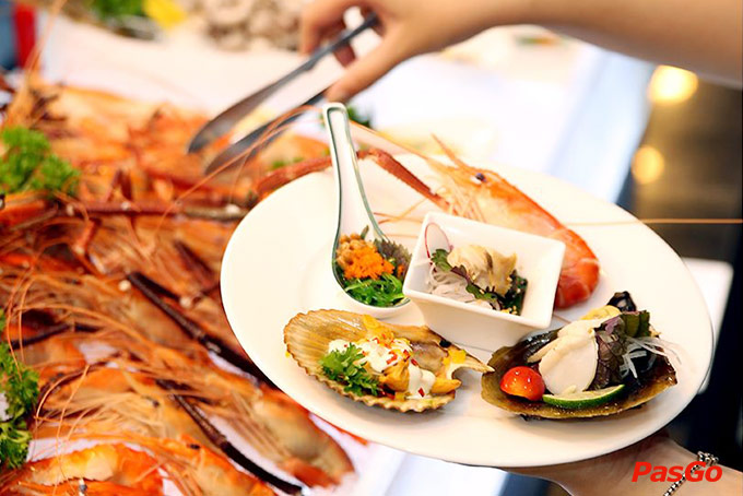 Buffet quốc tế sang trọng tại D’Maris Cộng Hòa