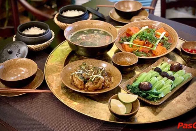 Cơm niêu truyền thống tại quán ăn Hoàng Văn Thụ