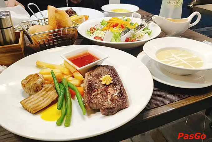 Steak kiểu Pháp hấp dẫn tại nhà hàng ở Aeon Bình Tân