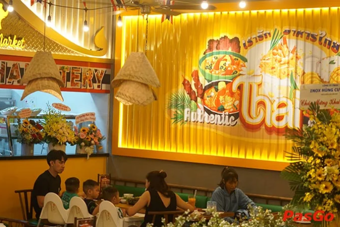 Không gian rộng rãi, nhiều màu sắc đậm chất Thái tại Thai Market