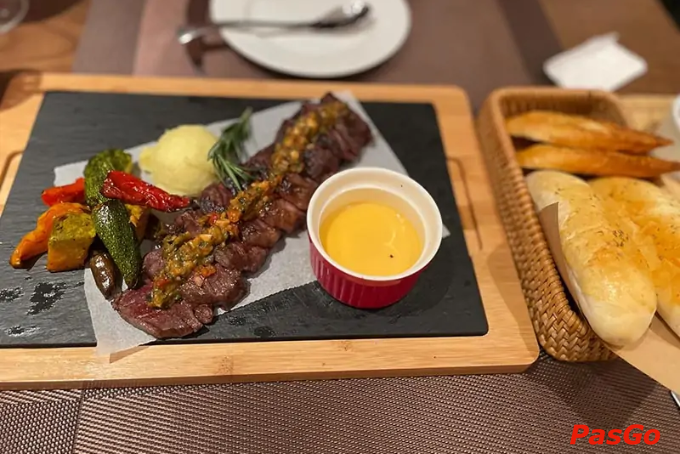 Steak tr&igrave;nh b&agrave;y đẹp mắt v&agrave; hấp dẫn tại nh&agrave; h&agrave;ng gần khu T&ecirc;n Lửa