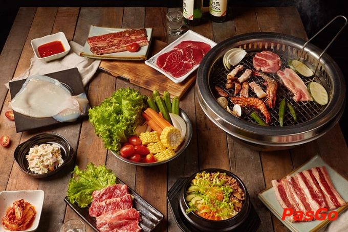 Buffet thịt nướng cùng Soju tại quán nhậu gần đường Tên Lửa