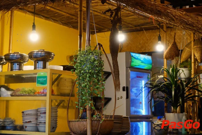 Không gian dân dã gần gũi tại quán nhậu Tám Riêu