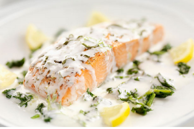 Cà hồi sốt kem rượu vang trắng