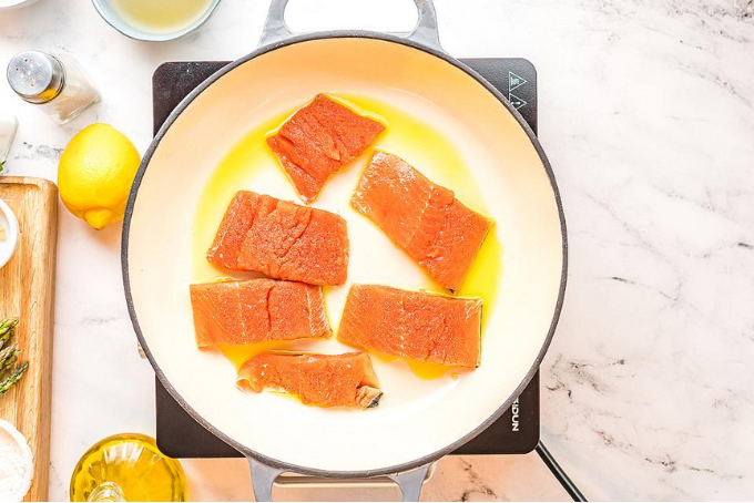 Cá hồi sốt kem rượu vang trắng