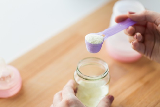 Trẻ đổi sữa bị tiêu chảy phải làm sao: Pha sữa đúng cách