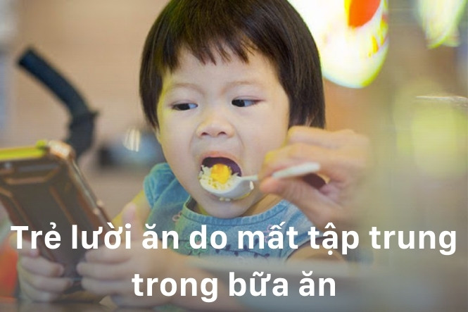 Vừa xem vừa ăn là thói quen xấu khiến bé lười ăn