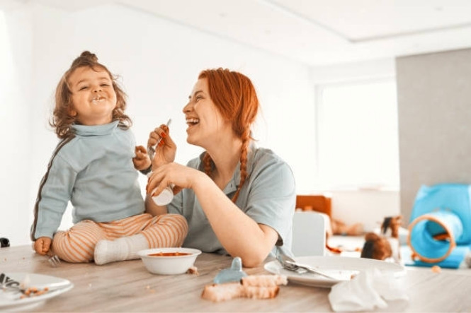 Bé ăn không hấp thu phải làm sao: Cho bé ăn sữa chua