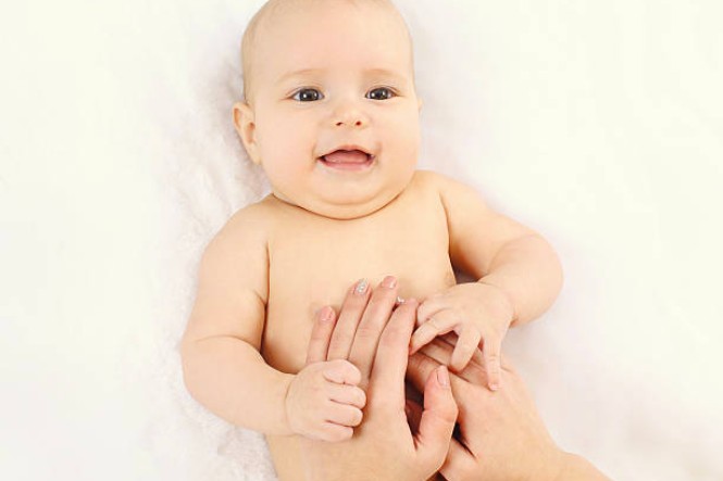 Bé ăn không tiêu bị nôn phải làm sao: Massage cho bé