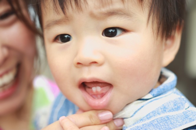 Trẻ 13 tháng chưa mọc răng được coi là chậm mọc răng