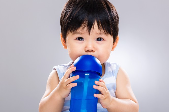 Trẻ 1 tuổi đi ngoài nhiều lần trong ngày cần được bù  nước