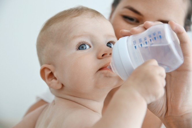 Bù nước cho trẻ 1 tuổi bị tiêu chảy