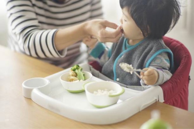 Trẻ bỏ ăn phải làm sao: Giúp bé tập chung vào bữa ăn