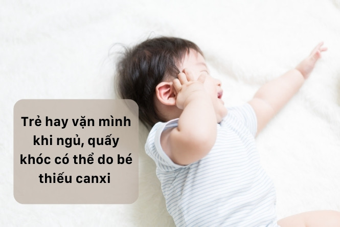Thiếu canxi khiến trẻ hay vặn mình khi ngủ, ngủ không ngon