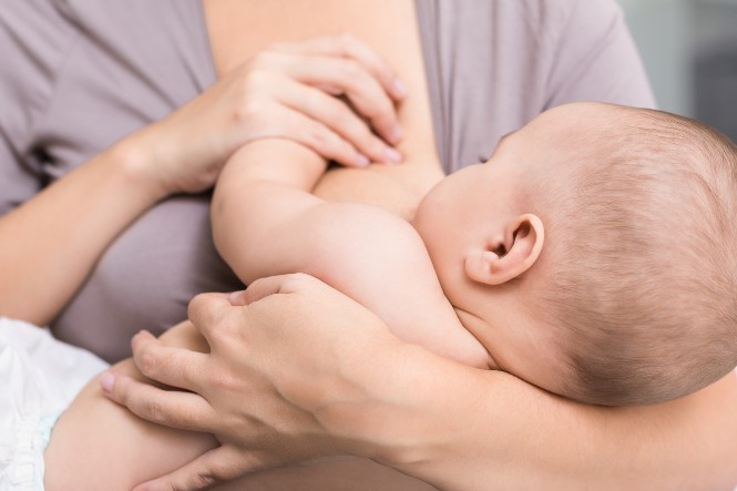 Ba mẹ chú ý cho bé uống sữa đầy đủ