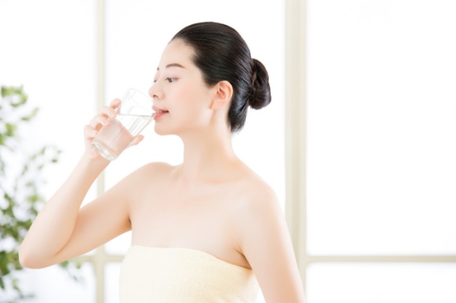 Cách làm đẹp da mặt đơn giản: Uống đủ nước mỗi ngày