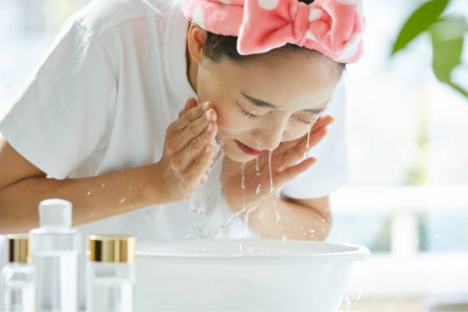 Rửa mặt hàng ngày là cách chăm sóc da đơn giản