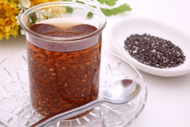 Cách uống hạt chia đẹp da: Uống cùng mật ong