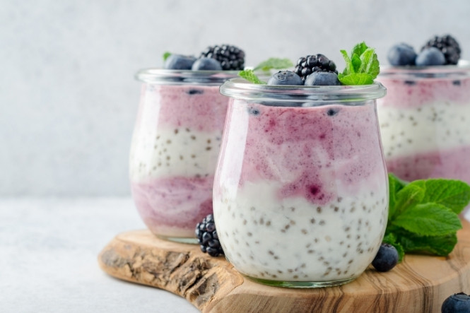 Cách uống hạt chia đẹp da: Uống kèm sinh tố hoa quả