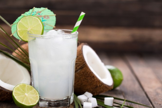 Nên uống nước gì hằng ngày để đẹp da: Nước ép dừa