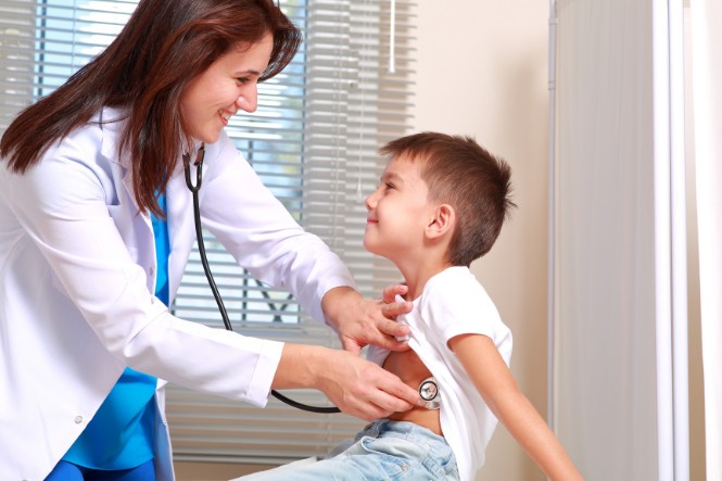 8 giải pháp cho bé chậm tăng cân: Cho trẻ đi thăm khám bác sĩ