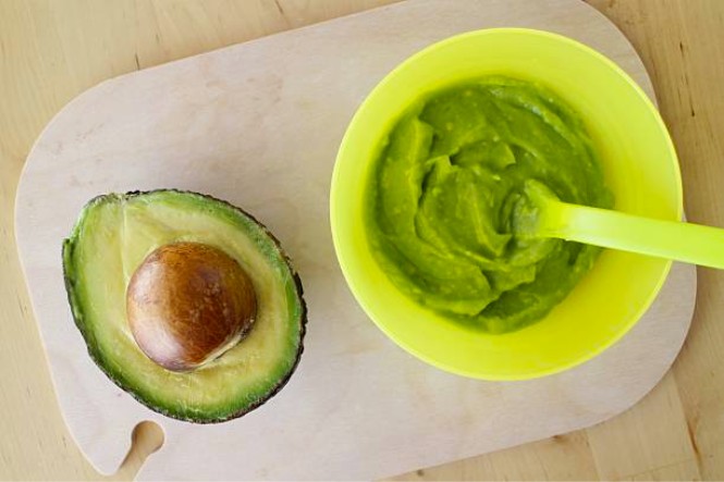 Bữa phụ cho bé 7 tháng: Bơ nghiền sữa mẹ