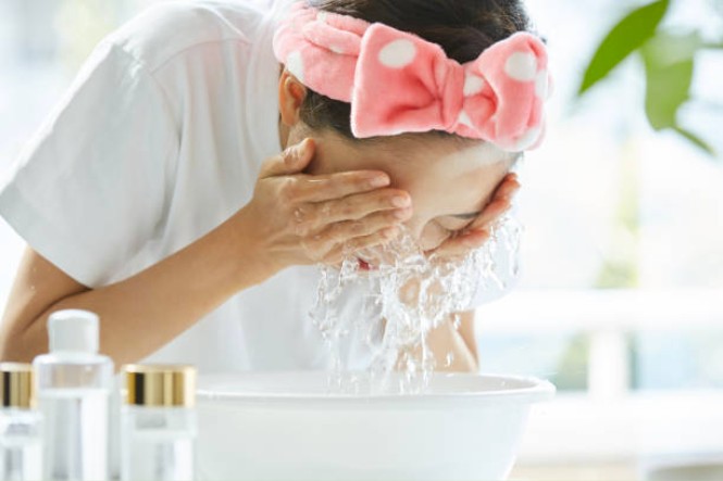 Trước và sau khi đắp mặt nạ nha đam đều phải rửa mặt sạch sẽ