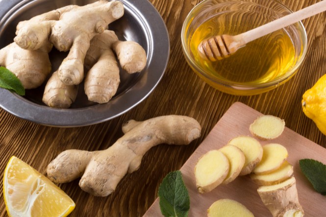 Cách uống mật ong đẹp da: Uống với gừng