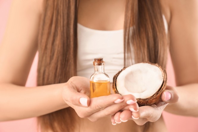Dầu dừa có tắc dụng gì với tóc: Giúp tóc bong mượt