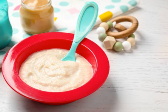 Nên cho bé tập ăn từ thức ăn lỏng đến đặc