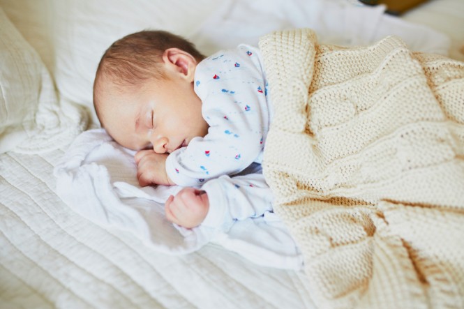Tư thế ngủ tăng chiều cao cho bé: Năm nghiêng