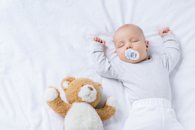 Tư thế ngủ tăng chiều cao cho bé: Nằm ngửa
