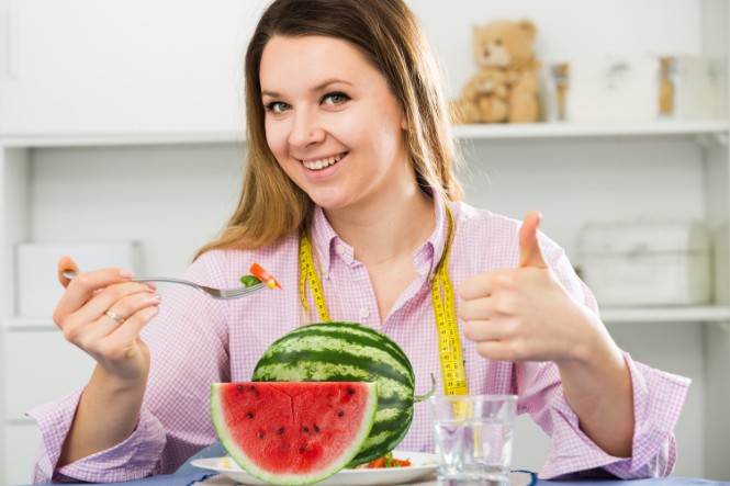 Ăn dưa hấu có tác dụng gì: Hỗ trợ giảm cân rất tốt