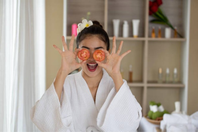 Cách hết quầng thâm mắt: Đắp cà chua