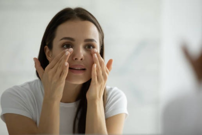 Cách hết quầng thâm mắt: Massage mắt