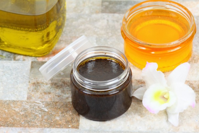 Tận dụng bã cà phê và mật ong để trị quầng thâm mắt