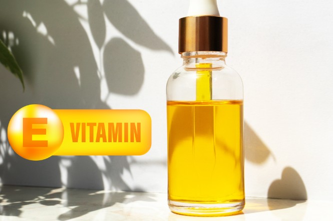 Nên bôi vitamin E dạng serum lên da mặt