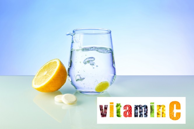 Nên uống vitamin C vào buổi sáng