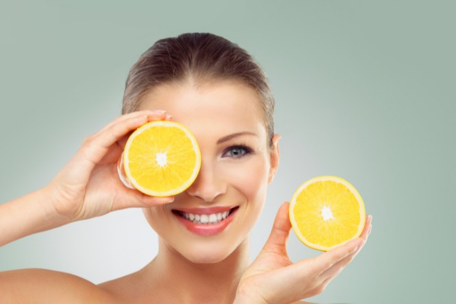 Viên uống vitamin C có tác dụng gì: Làm đẹp da