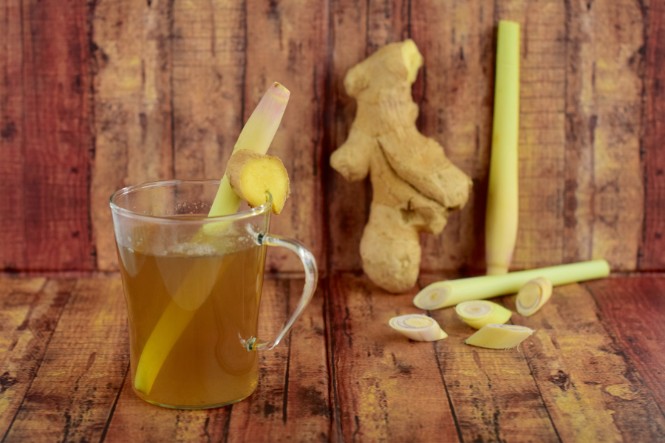 Giải rượu bằng gì: Uống nước gừng sả