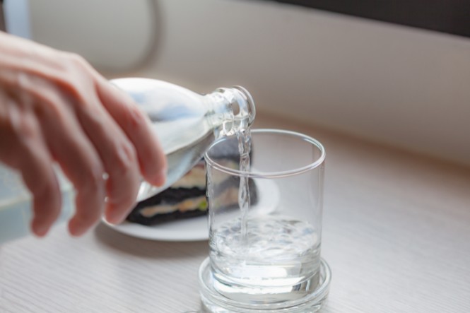 Giải rượu bằng gì: Uống nước lọc