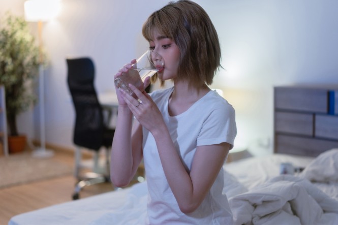 Nên uống nước trước khi ngủ 1 tiếng