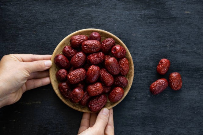 Táo đỏ khô ăn sống được không: Có nhưng nên ăn 1 quả